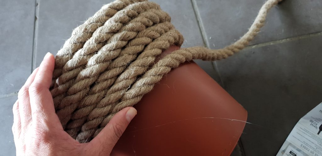 DIY Rope-wrapped pot - Living Delish
